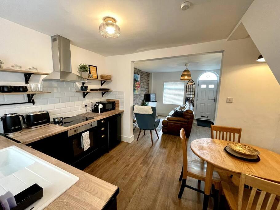 Charming Terrace Home, Nantwich -Near Train Station & Town Dış mekan fotoğraf