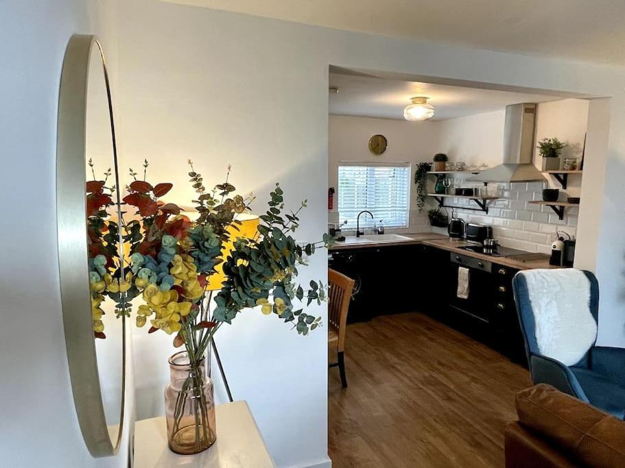 Charming Terrace Home, Nantwich -Near Train Station & Town Dış mekan fotoğraf